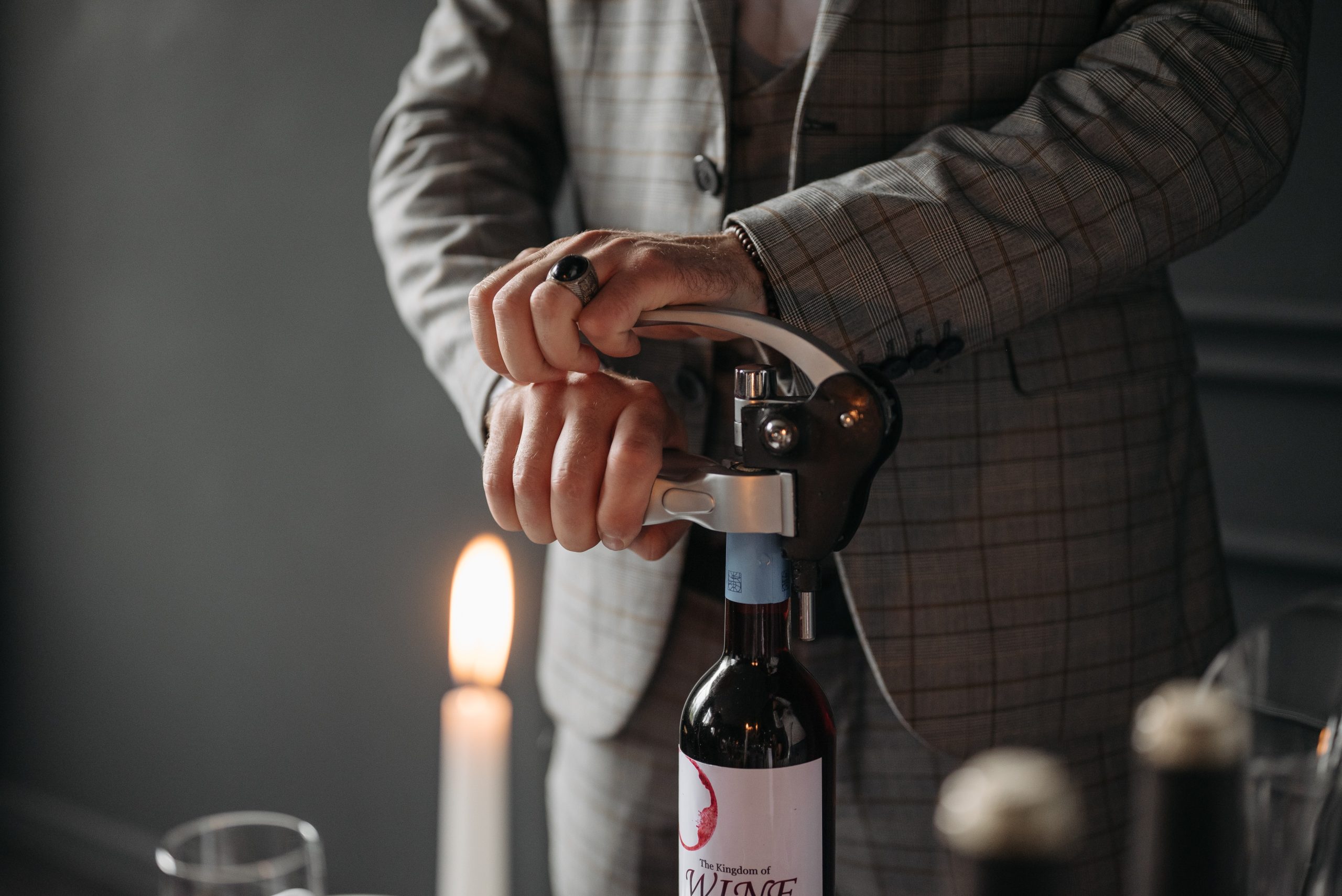Elektryczny korkociąg do wina – dlaczego każda osoba powinna go posiadać?