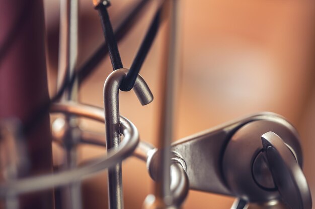 Jakie korzyści przynosi inwestycja w wysokiej jakości okucia drzwiowe?